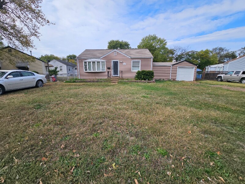 6207 Fay Dr in Berkeley, MO - Building Photo