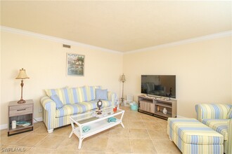 4615 Bayshore Dr in Naples, FL - Building Photo - Building Photo