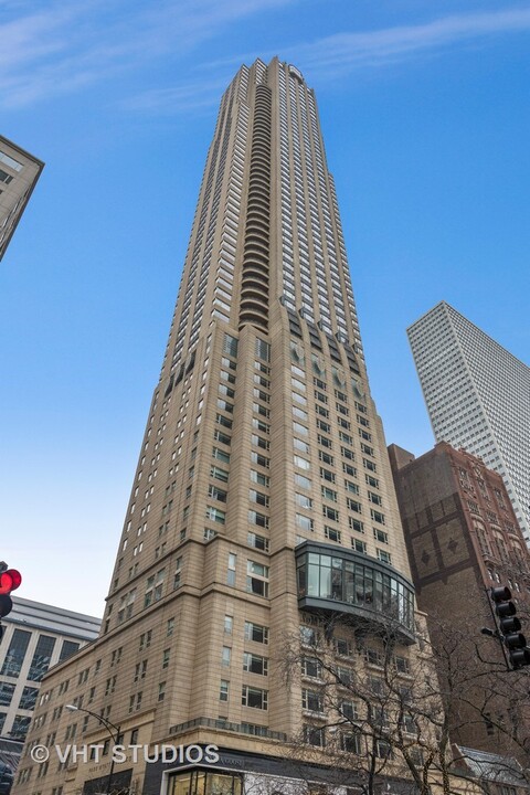 800 N Michigan Ave in Chicago, IL - Building Photo