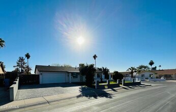 2201 N 66th Ave in Phoenix, AZ - Foto de edificio - Building Photo