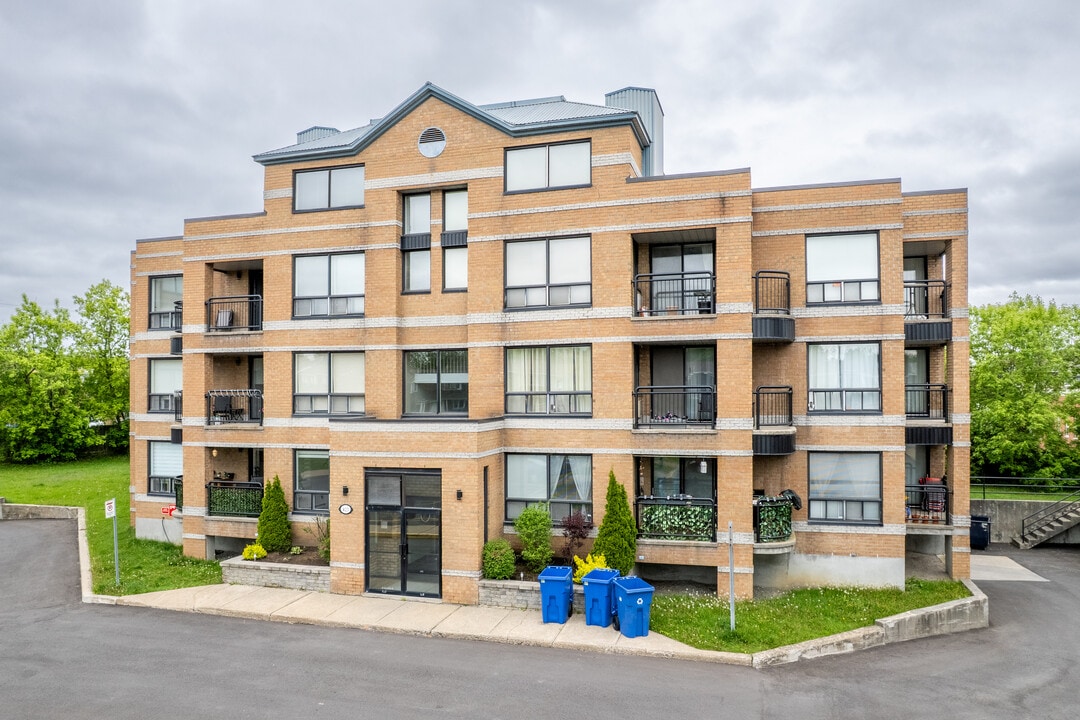 423 Roger-Pilon Rue in Dollard-des-Ormeaux, QC - Building Photo