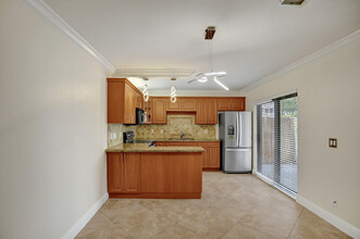 257 Lake Arbor Dr in Palm Springs, FL - Foto de edificio - Building Photo