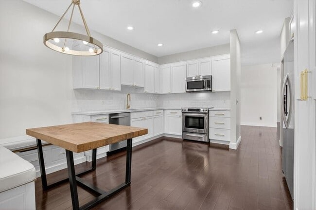 property at 10530 Lake Vista Cir