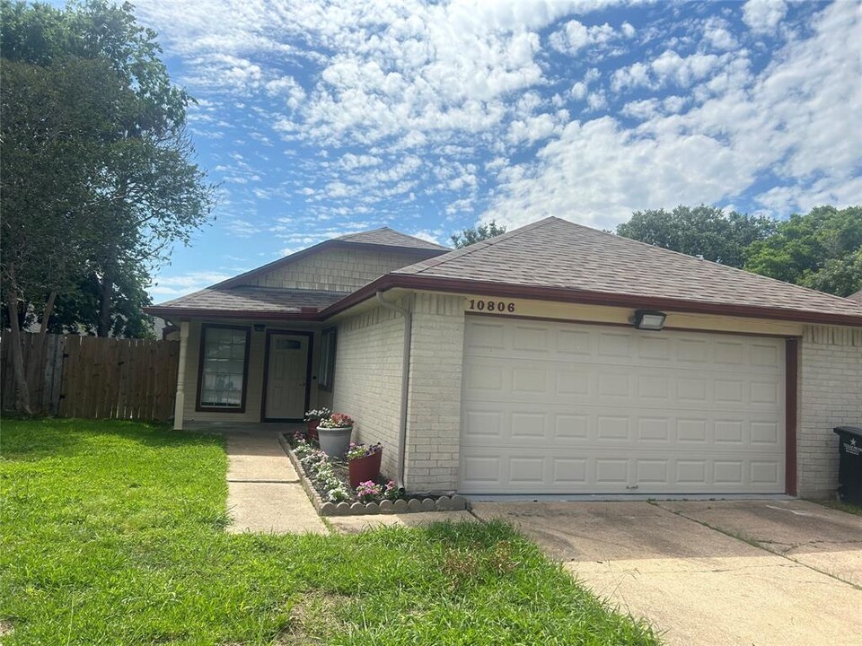 10806 Parkland Woods Dr in Sugar Land, TX - Building Photo