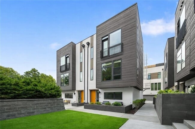 property at 52 Reynolds Square Ln