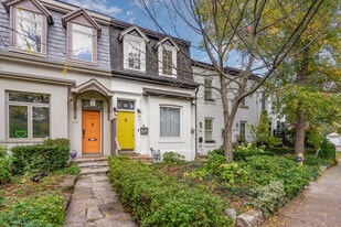 114 Shaftesbury Ave in Toronto, ON - Building Photo