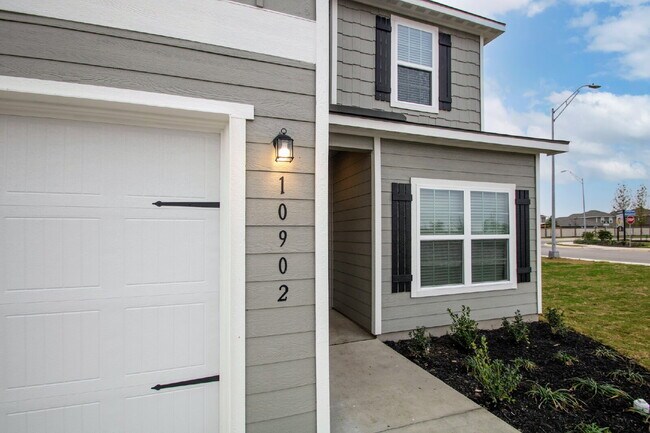 10902 Chatham Ct in Converse, TX - Building Photo - Building Photo