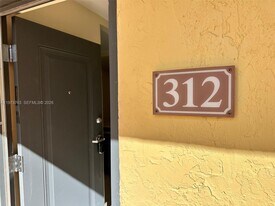 7920 Camino Real in Miami, FL - Building Photo