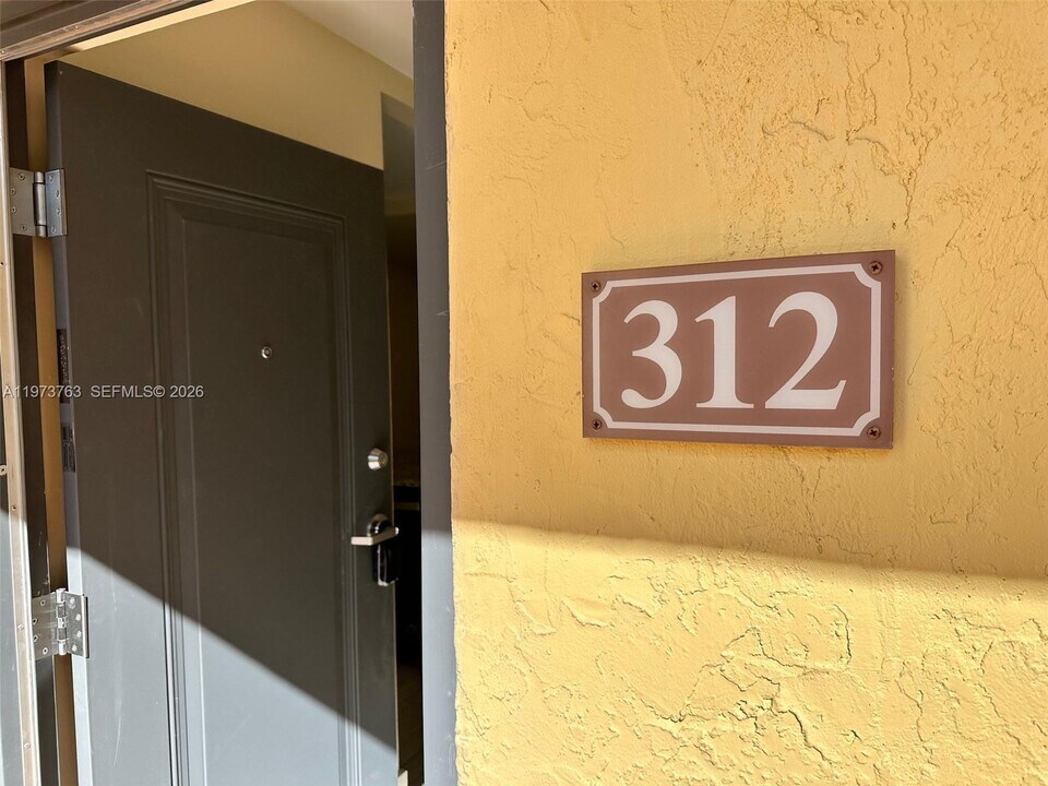 7920 Camino Real in Miami, FL - Foto de edificio