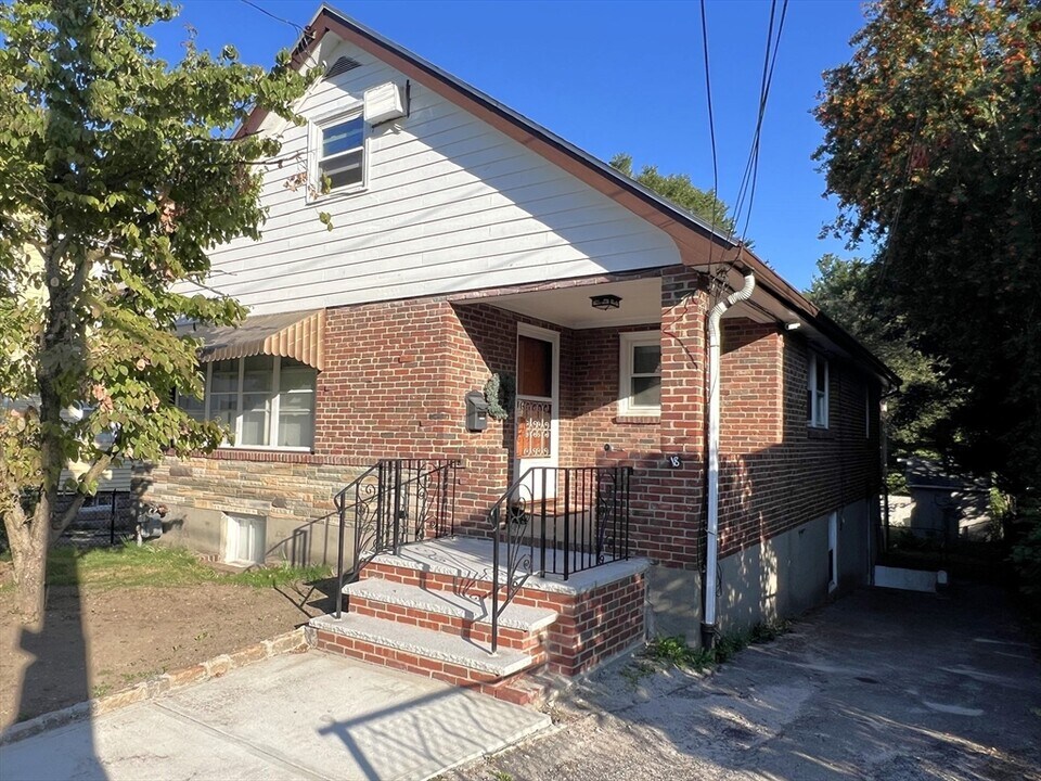 18 Cresthill Rd in Boston, MA - Building Photo