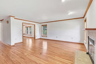 142 Meadow St in Shelton, CT - Building Photo - Building Photo