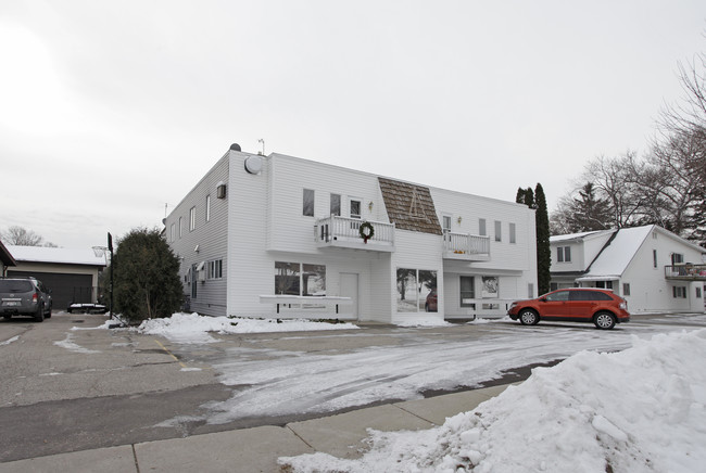 157 3rd St in Fontana, WI - Foto de edificio - Building Photo