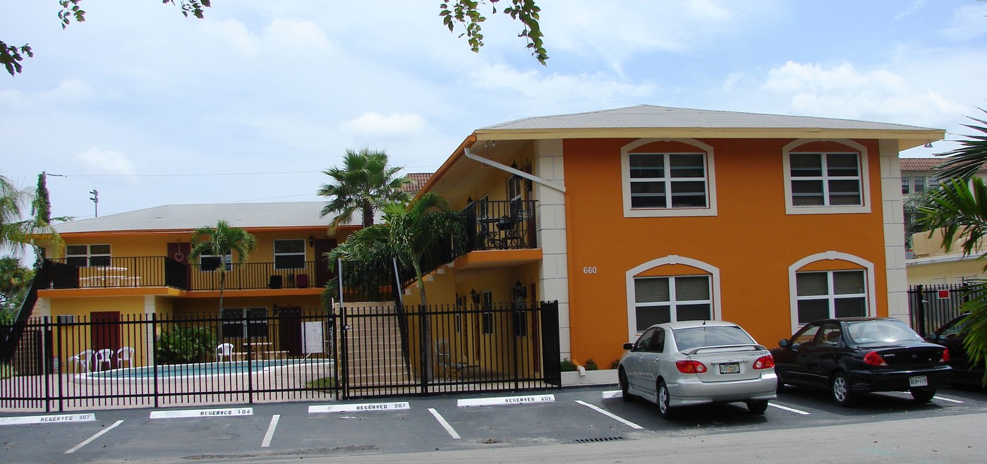 660 NE 11th Ave in Fort Lauderdale, FL - Building Photo