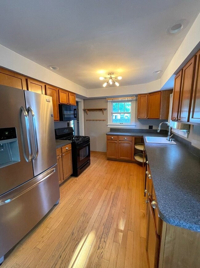 property at 1404 E Park Pl