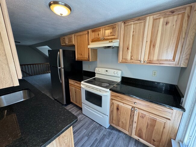 59 Waverley Rd, Unit 3 in North Andover, MA - Foto de edificio - Building Photo