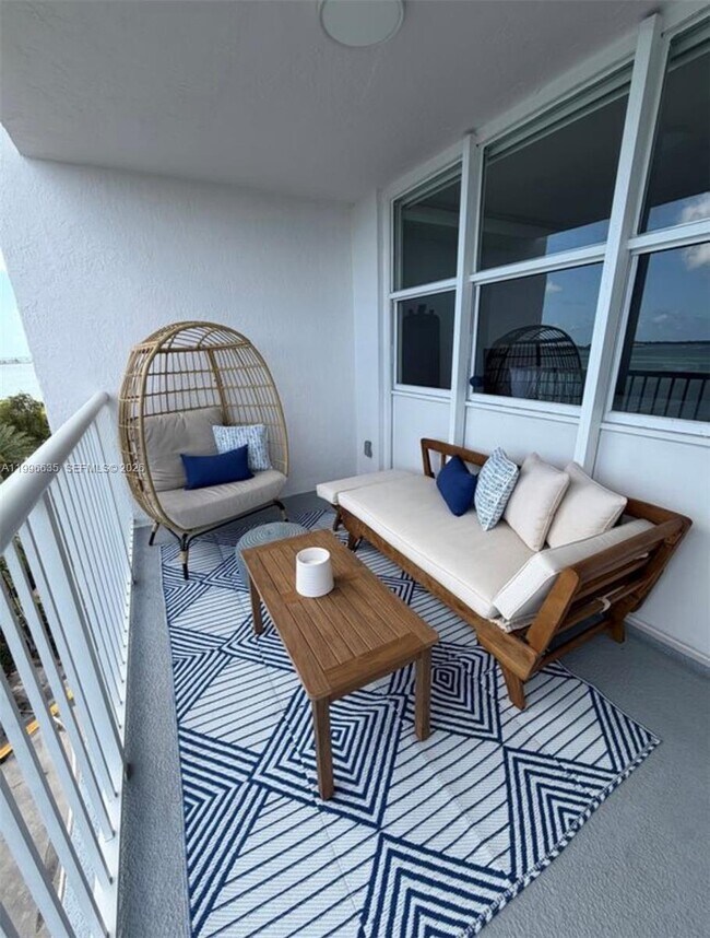 1420 Brickell Bay Dr in Miami, FL - Building Photo - Building Photo