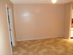 153 Woodland Rd in Palm Springs, FL - Foto de edificio - Building Photo