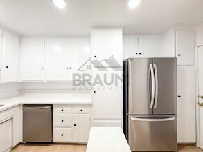 6041 Whitsett Ave in Los Angeles, CA - Building Photo - Building Photo