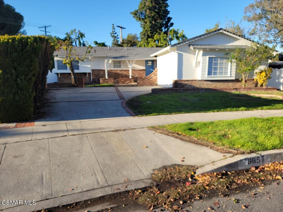 19857 Leadwell St in Los Angeles, CA - Building Photo