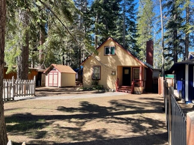 1226 Margaret Ave in South Lake Tahoe, CA - Foto de edificio - Building Photo