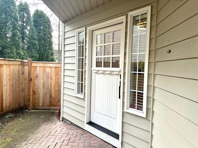 4978 Suntree Ln in Lake Oswego, OR - Building Photo - Building Photo