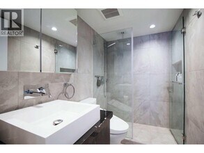 1060 Alberni St in Vancouver, BC - Building Photo - Building Photo