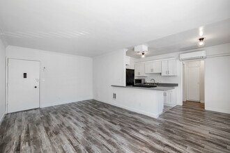 802 N West Knoll Dr in West Hollywood, CA - Building Photo - Interior Photo
