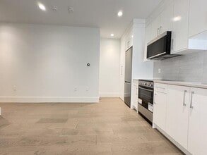 7495 Aubrey St in Burnaby, BC - Building Photo - Building Photo