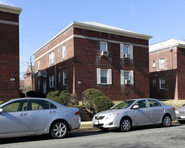 Kenmore Apartments in Arlington, VA - Foto de edificio - Building Photo
