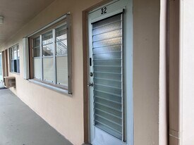 32 Salisbury B in West Palm Beach, FL - Building Photo