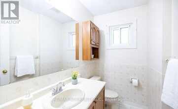 3 Springsyde St in Whitby, ON - Building Photo - Building Photo