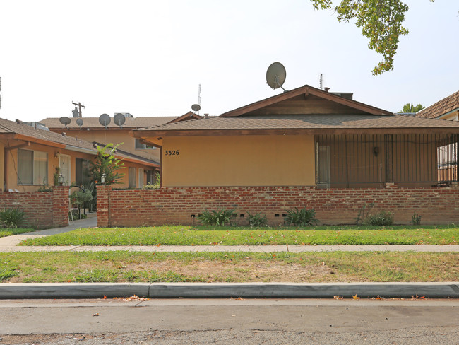 3326 E Sierra Madre Ave in Fresno, CA - Foto de edificio - Building Photo