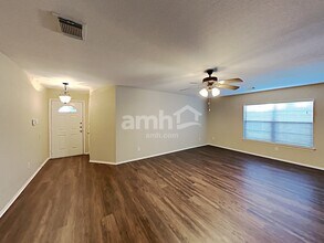 10339 Manor Crk in San Antonio, TX - Building Photo - Building Photo