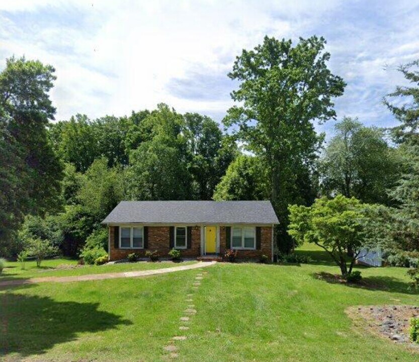 220 Logan Ct in King, NC - Building Photo