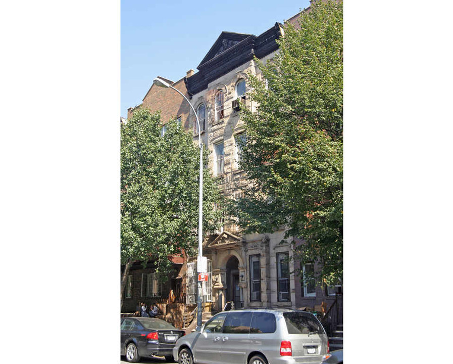 671 Bedford Ave in Brooklyn, NY - Building Photo