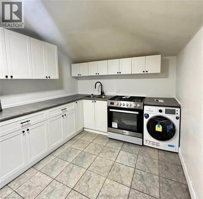 216 John St N in Hamilton, ON - Building Photo - Building Photo