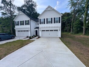 Room in Townhome on Reeves St in Charlotte, NC - Building Photo - Building Photo