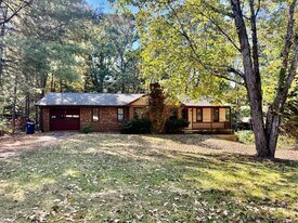 136 Atwood Dr in Hendersonville, NC - Building Photo