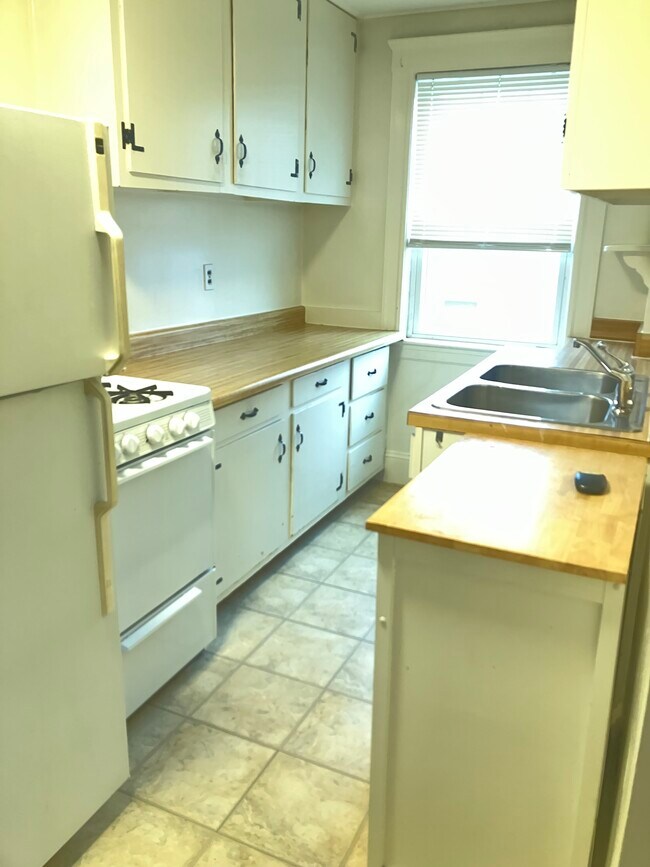 37 Endicott St, Unit 3 in Salem, MA - Building Photo - Building Photo