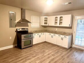 1822 Granada Ave in Grand Prairie, TX - Building Photo - Building Photo
