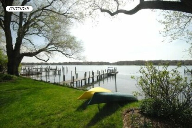 4 Bay Ave in Shelter Island, NY - Building Photo - Building Photo