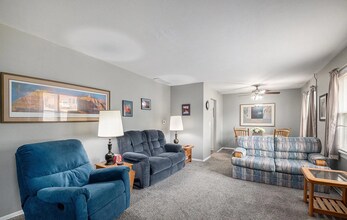520 S 70th St in Omaha, NE - Foto de edificio - Building Photo