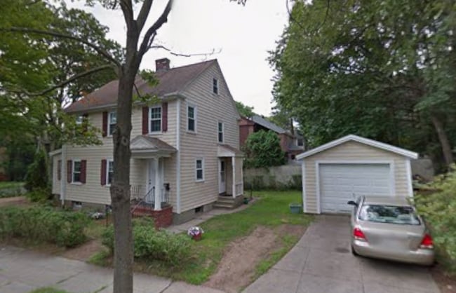 14 Thornton Rd, Unit 1 in Chestnut Hill, MA - Foto de edificio - Building Photo