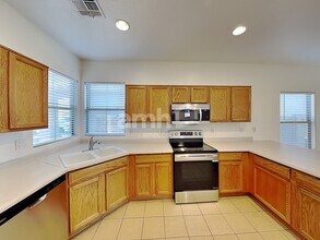 8821 W Hilton Ave in Tolleson, AZ - Foto de edificio - Building Photo