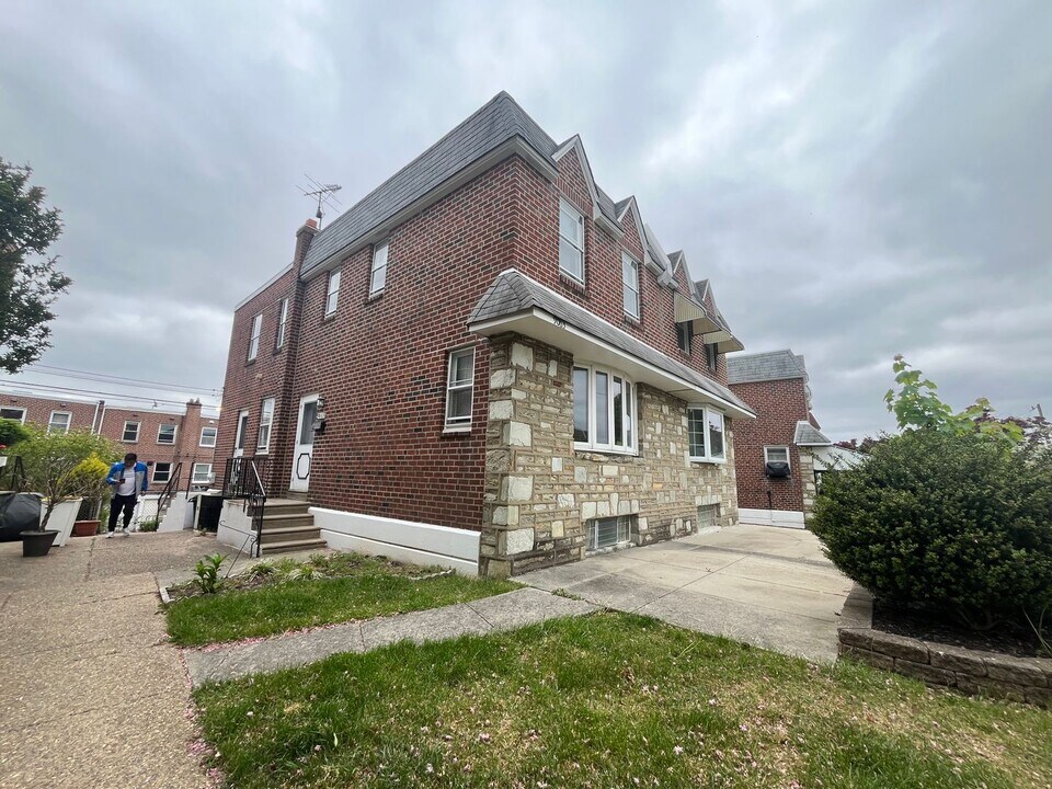9063 Convent Ave in Philadelphia, PA - Building Photo
