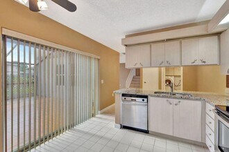 18 Amherst Ct in Royal Palm Beach, FL - Building Photo - Building Photo