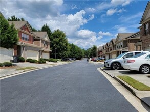 4005 Labrador Way in Lilburn, GA - Building Photo - Building Photo