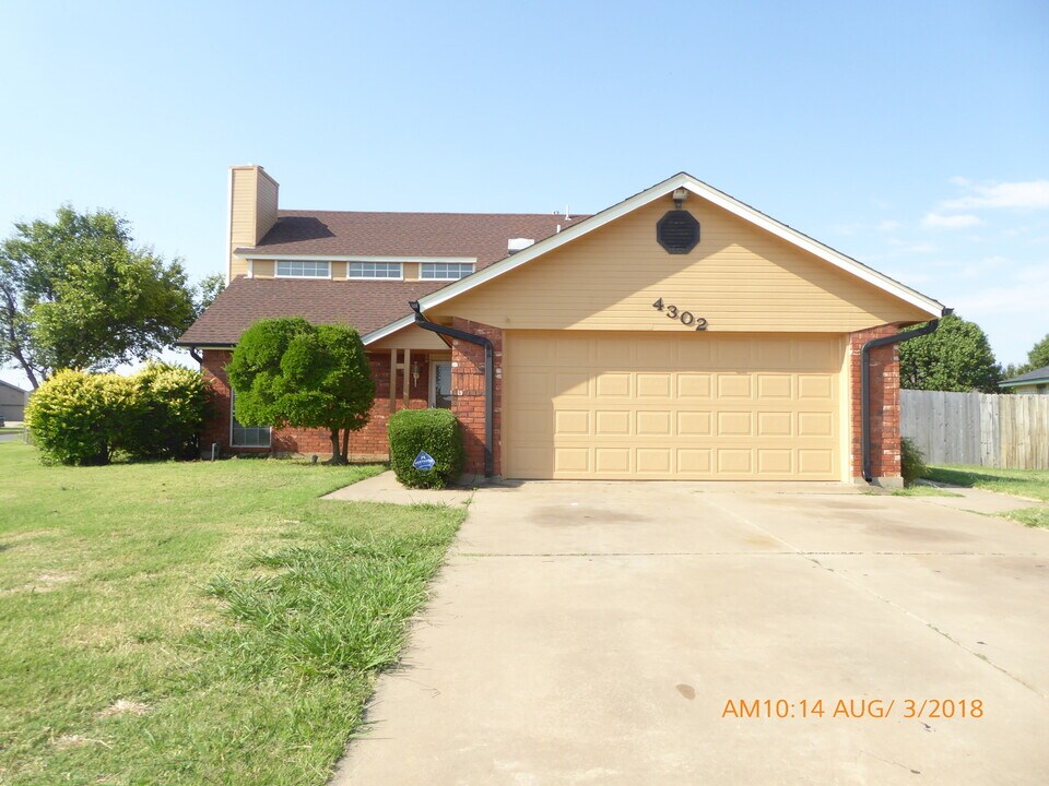 4302 SW Parkridge Blvd in Lawton, OK - Building Photo