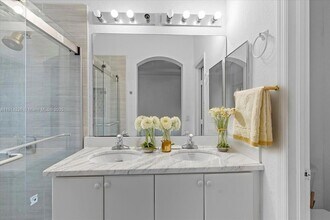 8245 NW 108th Ave in Doral, FL - Building Photo - Building Photo