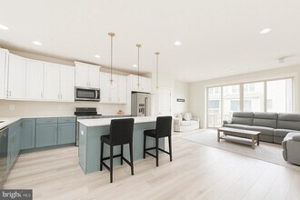 8642 Satinwood Dr in Frederick, MD - Building Photo - Building Photo